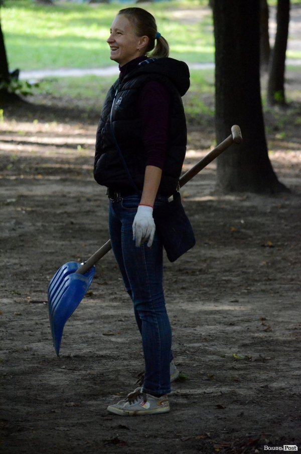 Лучани винесли 150 мішків сміття з скверу Героїв Майдану. ФОТО 