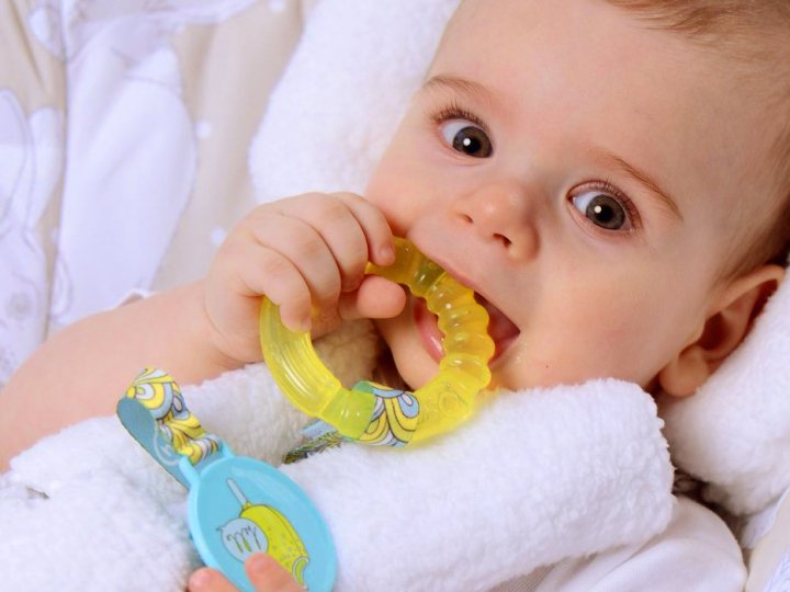 Як обрати безпечний та зручний прорізувач для дитини