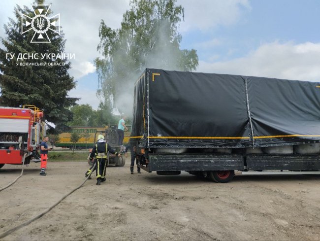 На Волині загорілася вантажівка, яка перевозила деревне вугілля