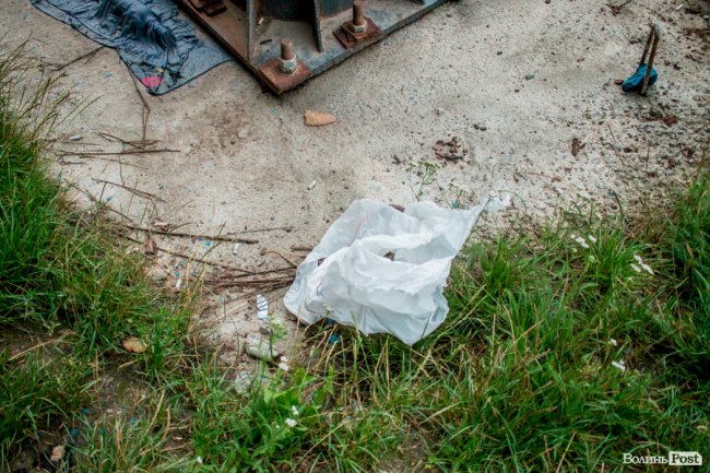 Сумна історія з-під луцького мосту: на березі Стиру «зачаїлися» купи сміття