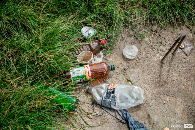 Сумна історія з-під луцького мосту: на березі Стиру «зачаїлися» купи сміття