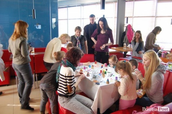 У Луцьку почали готувати подарунки до Великодня. ФОТО