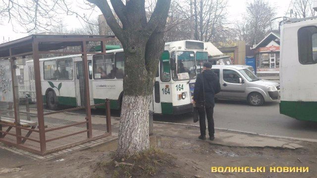 На луцькому проспекті – затор із тролейбусів. ФОТО