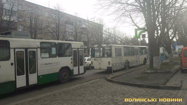На луцькому проспекті – затор із тролейбусів. ФОТО