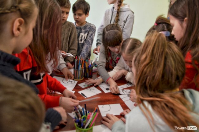 Англійська з лабрадором, пензликом чи фільмом: у луцькій школі іноземних мов «Джерело» влаштовують особливі уроки. ФОТО*