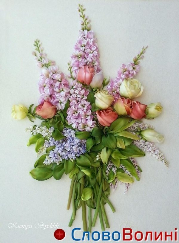 Унікальні квіти з шовкових стрічок. ФОТО