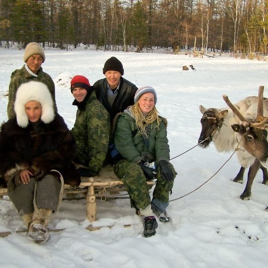 20. Майк Спенсер Боун зі своєю супутницею Моллі (Molly Macindoe) з оленеводами в Якутську, Росія. Фото: Mike Spencer Bown / SWNS