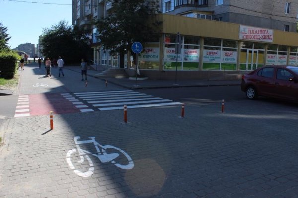 У Луцьку облаштували першу доріжку для велосипедистів. ФОТО