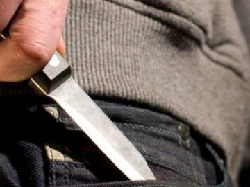 Шукають людей, які бачили, як невідомий порізав хлопця на зупинці у Луцьку