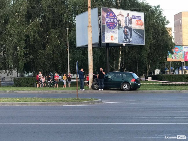 Спрацювали подушки безпеки: у Луцьку біля торгового центру авто врізалося у стовп. ФОТО