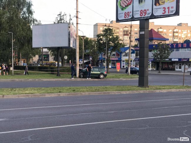 Спрацювали подушки безпеки: у Луцьку біля торгового центру авто врізалося у стовп. ФОТО