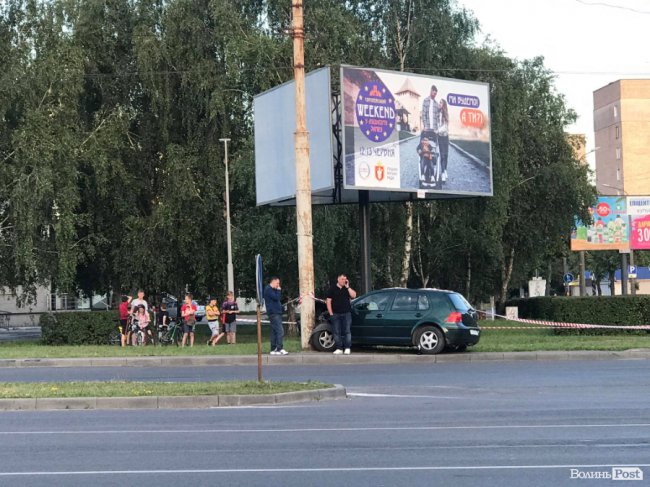 Спрацювали подушки безпеки: у Луцьку біля торгового центру авто врізалося у стовп. ФОТО