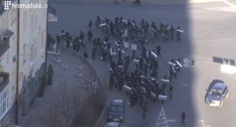 «Беркут» розганяє людей водометами, гранатами і вогнепальною зброєю. ФОТО
