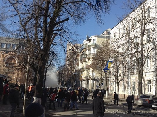 «Беркут» розганяє людей водометами, гранатами і вогнепальною зброєю. ФОТО