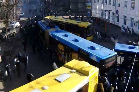 «Беркут» розганяє людей водометами, гранатами і вогнепальною зброєю. ФОТО