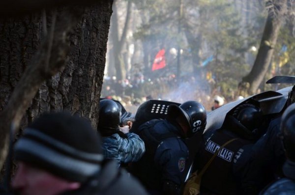 «Беркут» розганяє людей водометами, гранатами і вогнепальною зброєю. ФОТО
