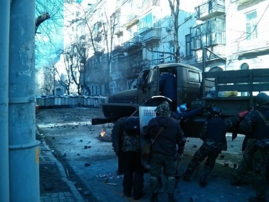 «Беркут» розганяє людей водометами, гранатами і вогнепальною зброєю. ФОТО