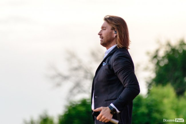 До Винника – навіть на милицях. ФОТОРЕПОРТАЖ із грандіозного концерту у Луцьку