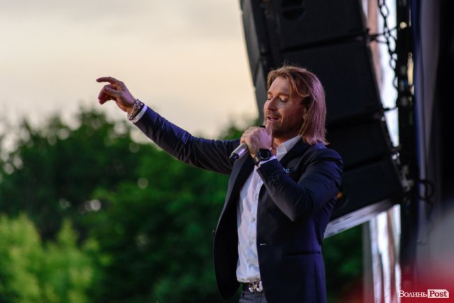 До Винника – навіть на милицях. ФОТОРЕПОРТАЖ із грандіозного концерту у Луцьку