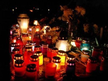 Волинського героя, що загинув у Донецьку, зустріли сотнями свічок 