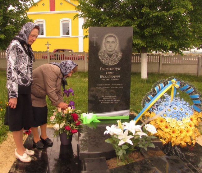 Поблизу Луцька освятили пам’ятник бійцю, загиблому від кулі снайпера