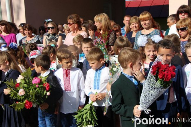 Волинські випускники зворушливо подякували вчительці