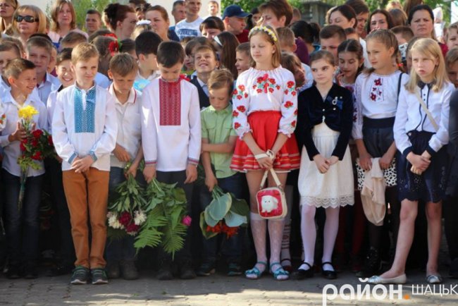 Волинські випускники зворушливо подякували вчительці