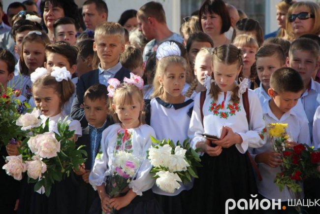Волинські випускники зворушливо подякували вчительці