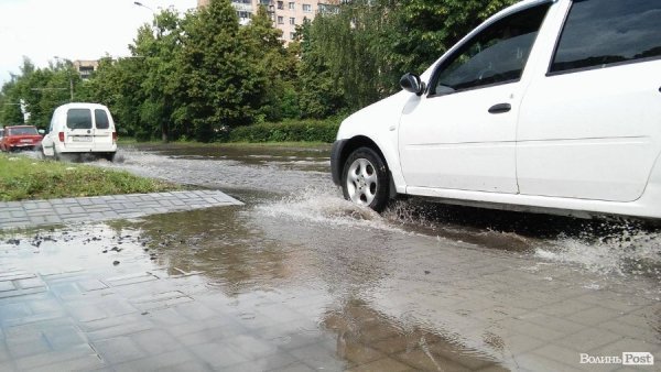 Наслідки шквальної зливи у Луцьку. ФОТО. ВІДЕО