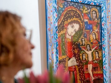 Луцька мисткиня вперше за 20 років показала авторські ікони на склі. ФОТО