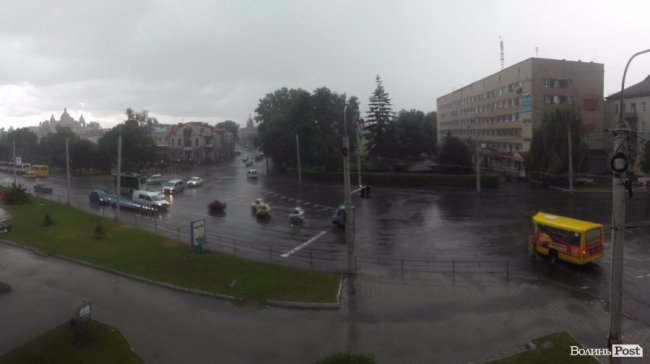 Злива в Луцьку. ФОТО. ВІДЕО