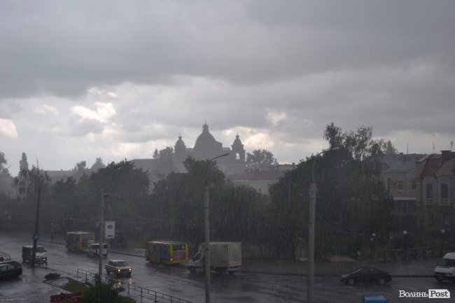Злива в Луцьку. ФОТО. ВІДЕО