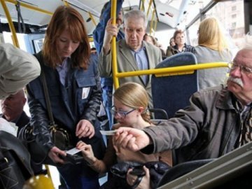 Контроль у тролейбусах і маршрутках Луцька: які правила і як оплатити штраф, якщо немає готівки 