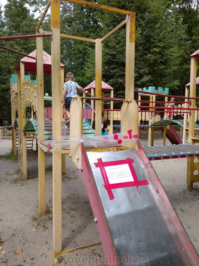 Дитячий майданчик у місті на Волині – в аварійному стані. ФОТО