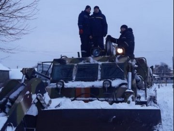 У волинській громаді до боротьби зі сніговими заметами на дорогах залучили військову техніку