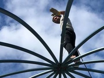 У селі поблизу Луцька завершують зводити «космічну сцену». ВІДЕО