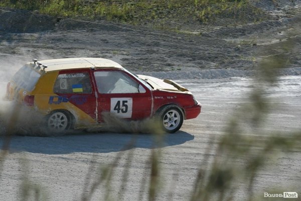 Під час автогонок під Луцьком перекинувся автомобіль. ФОТО
