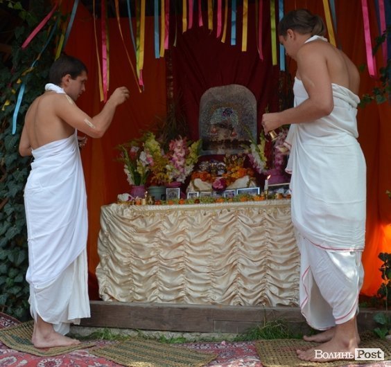 Чоловіки одягнені у дхоті - білий одяг 
