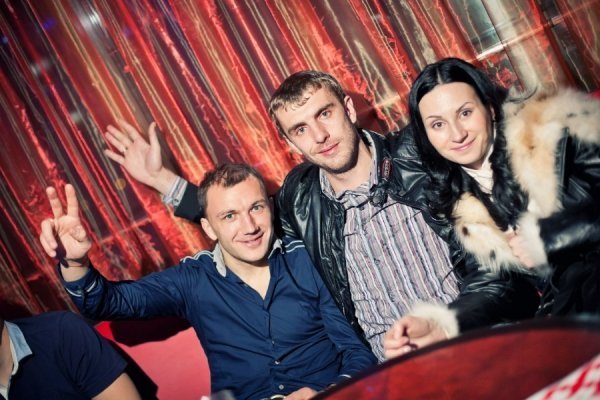 Капітан команди Сергій Сімінін (зліва) з воротарем Віталієм Недільком та його дружиною