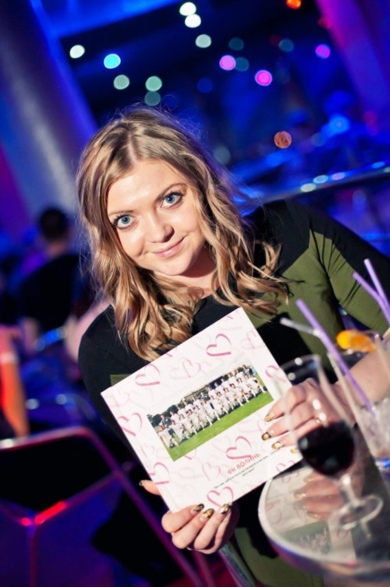 Фанатка команди Катерина тримає фото футболістів у рамочці з сердечками