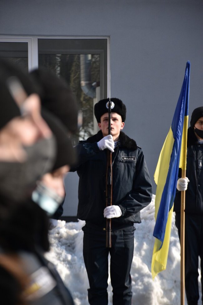 На фасаді луцького ліцею встановили меморіальну дошку загиблому Герою. ФОТО