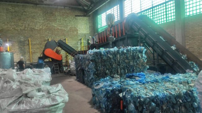 Потужність – до 200 тонн: як на Волині працює релоковане підприємство з переробки пляшок