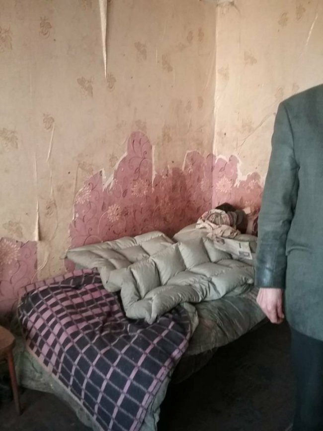 Антисанітарія та цілковитий безлад: у Луцьку батько влаштував «бомжатник» у будинку