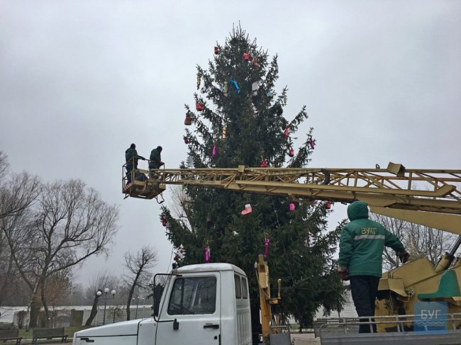 Головну ялинку Нововолинська прикрасили іграшками, які зробили діти. ФОТО