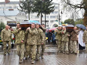 Луцьк провів в останню дорогу Героїв Олексія Мельничука та Віталія Котельнікова