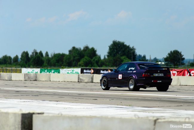 У Луцьку стартували видовищні змагання дрег-рейсерів. ФОТО