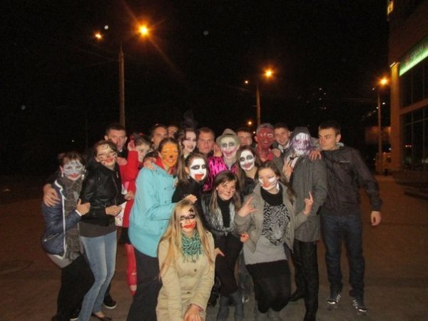 Хелловін у Луцьку: Ку-Клукс-Клан, мерці та тварини. ФОТО