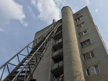 Евакуювали автодрабиною: у Ковелі з пожежі рятували дитину. ФОТО