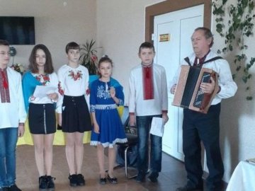 Пенсіонер приїжджає до Луцька, щоб грати та співати на зупинках і збирати гроші на ЗСУ