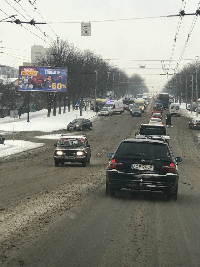 У Луцьку маршрутка в'їхала в стовп на узбіччі. ФОТО